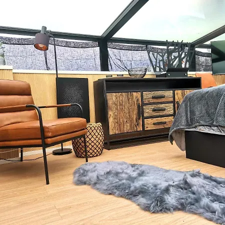 Secret Igloo Revontuli Леви