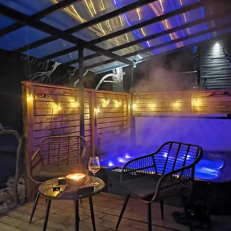 Secret Igloo Revontuli Леви