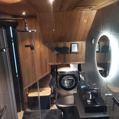 Secret Igloo Revontuli Леви